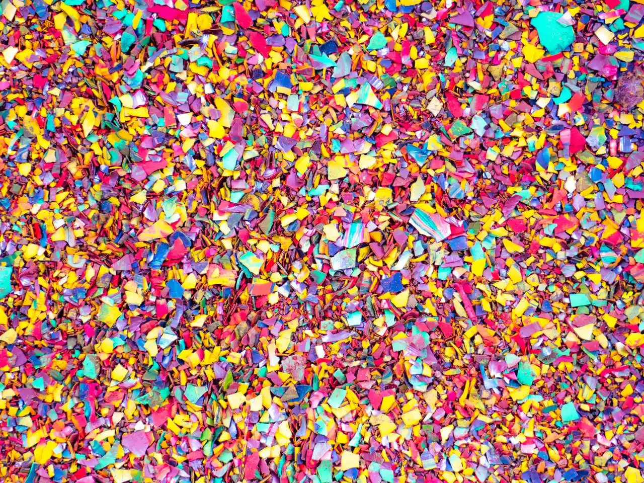 Featured image for the article on microplastics
